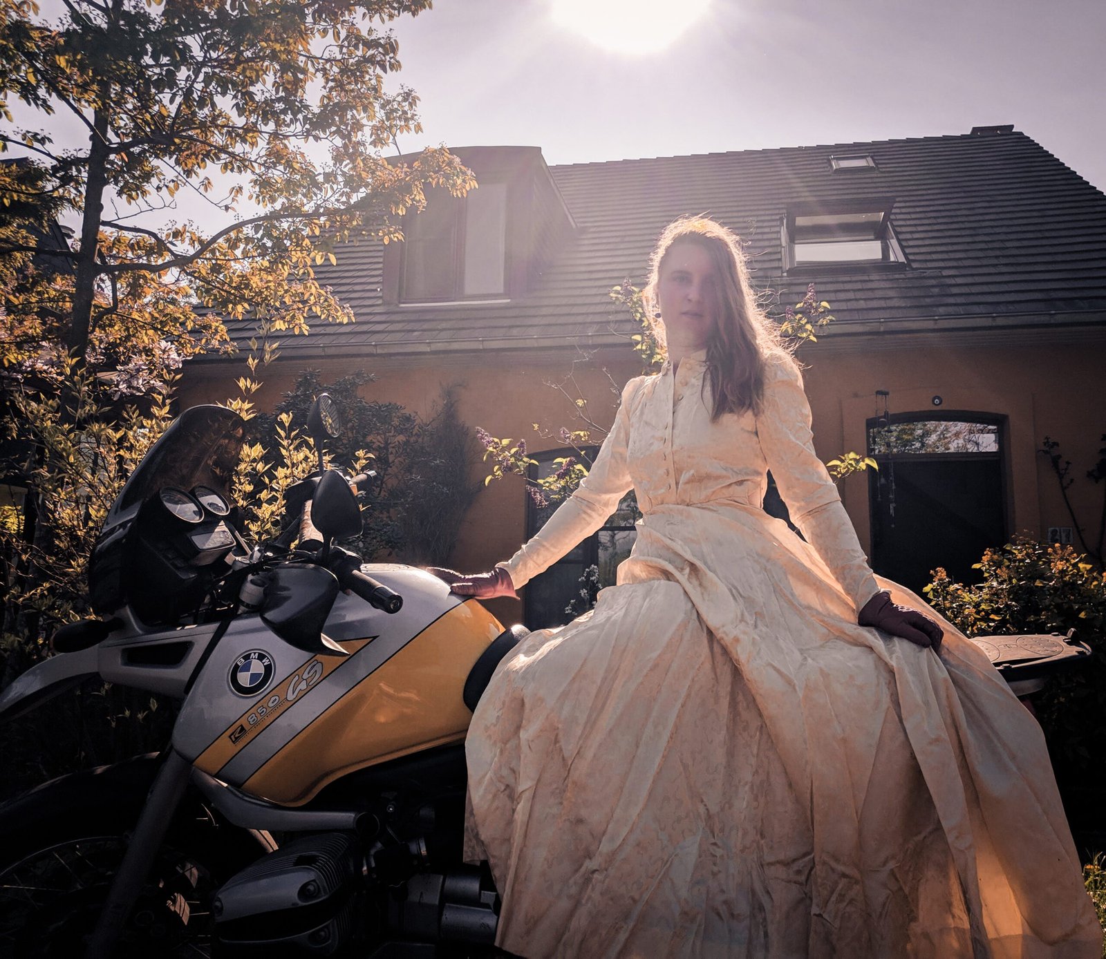 BMW R850GS, girl in weddingdress